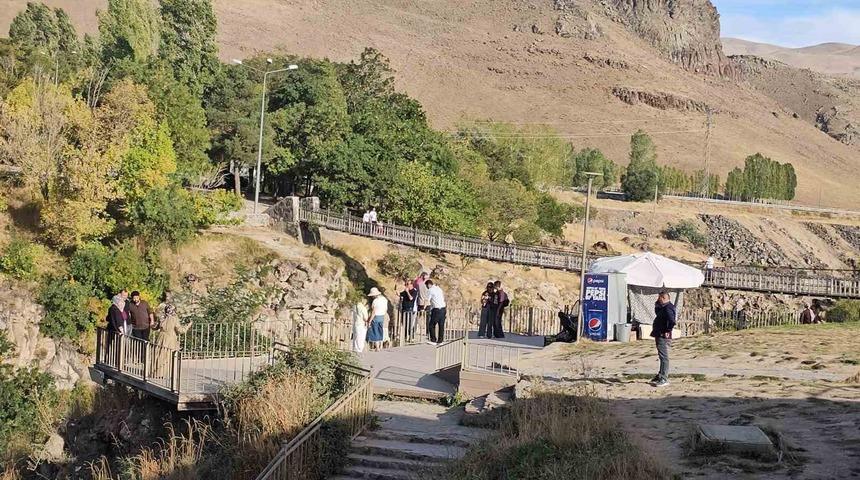 İranlı turistlerden Muradiye Şelalesi&rsquo;ne b&uuml;y&uuml;k ilgi