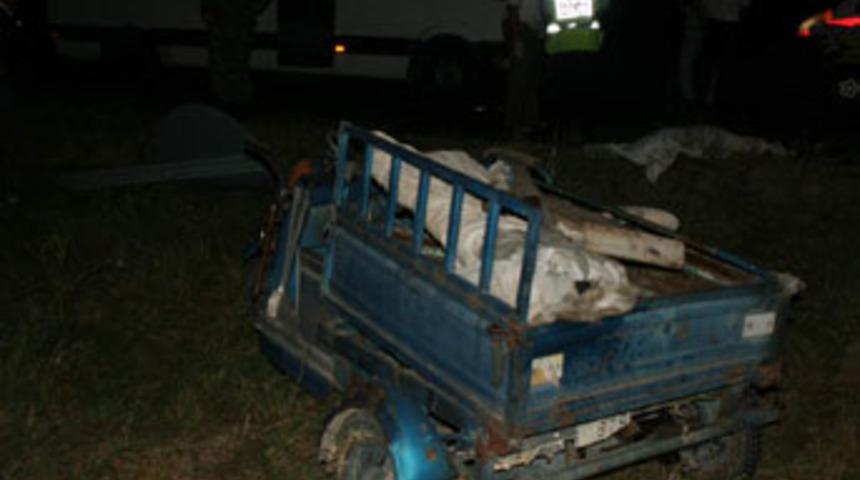 Minib&uuml;s motosiklete &ccedil;arptı; 2 &ouml;l&uuml;