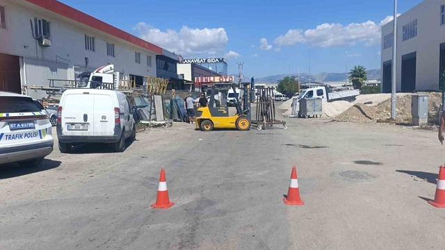 Forkliftin vinç demirine başını çarpan motosiklet sürücüsü kaldırıldığı hastanede öldü 5
