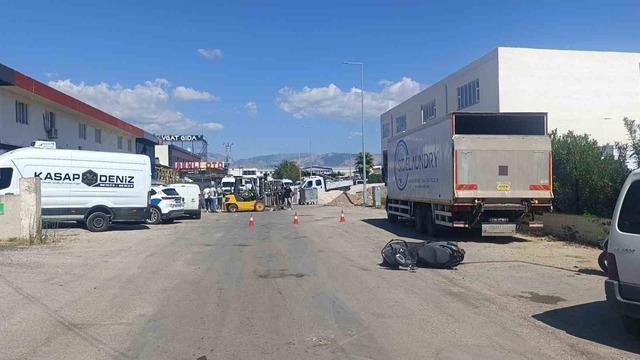 Forkliftin vinç demirine başını çarpan motosiklet sürücüsü kaldırıldığı hastanede öldü 3