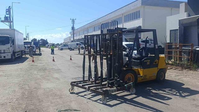 Forkliftin vinç demirine başını çarpan motosiklet sürücüsü kaldırıldığı hastanede öldü 2