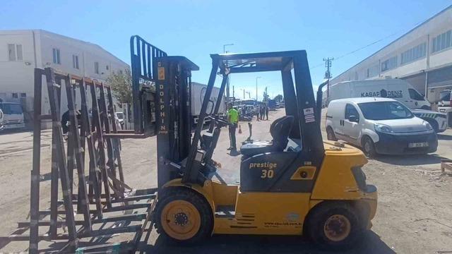 Forkliftin vinç demirine başını çarpan motosiklet sürücüsü kaldırıldığı hastanede öldü 1