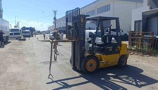Forkliftin vin&ccedil; demirine başını &ccedil;arpan motosiklet s&uuml;r&uuml;c&uuml;s&uuml; kaldırıldığı hastanede &ouml;ld&uuml;