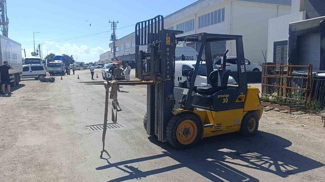 Forkliftin vinç demirine başını çarpan motosiklet sürücüsü kaldırıldığı hastanede öldü