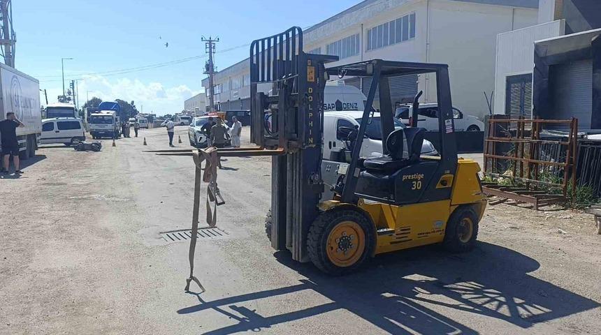 Forkliftin vin&ccedil; demirine başını &ccedil;arpan motosiklet s&uuml;r&uuml;c&uuml;s&uuml; kaldırıldığı hastanede &ouml;ld&uuml;