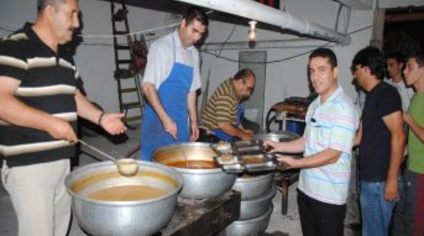 Yönetici, apartman sakinlerine iftar yemeği verdi