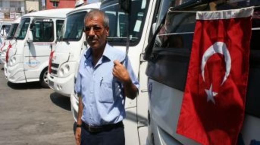 Minibüsçülerden teröre bayraklı ve siyah kurdeleli tepki