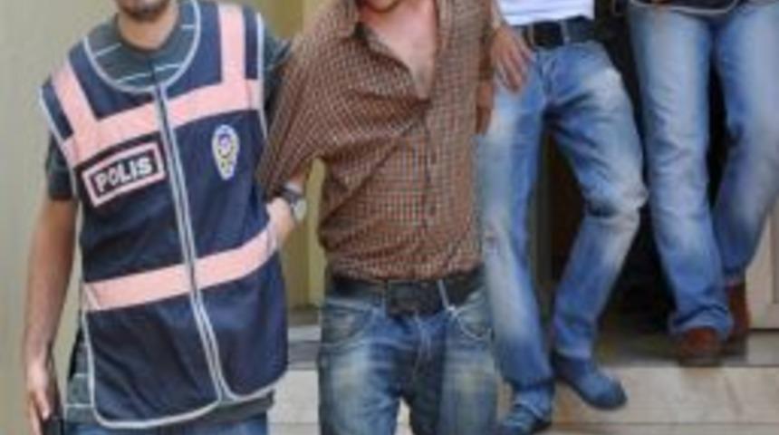 Logar kapağı &ccedil;alan iki hırsız yakalandı