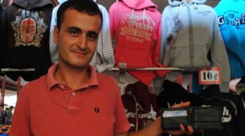 Esnafın pazarda turiste kaptırdığı c&uuml;zdan, havaalanında bulundu