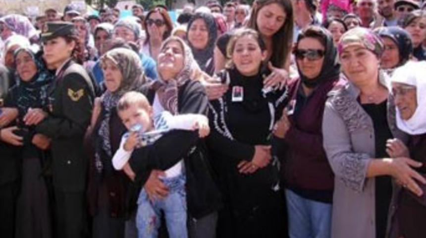 'Oğlumun kanlı d&uuml;ğ&uuml;n&uuml;ne mi geldiniz'