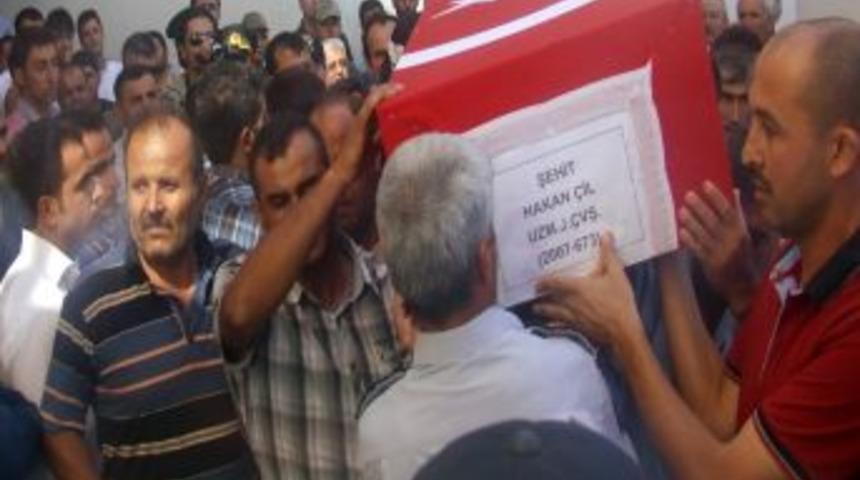 Kahramanmaraş şehidine ağlıyor