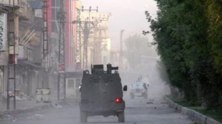 Y&uuml;ksekova'da polisleri ara&ccedil; i&ccedil;inde yakmak istediler