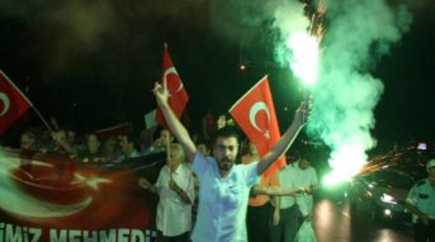 Ter&ouml;rist saldırıyı protesto i&ccedil;in meşaleyle y&uuml;r&uuml;d&uuml;ler