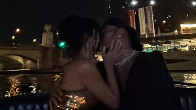 Kim Kardashian ile Lewis Hamilton'dan Paris'te aşk pozu! Eyfel Kulesi'nin altında öpüştüler