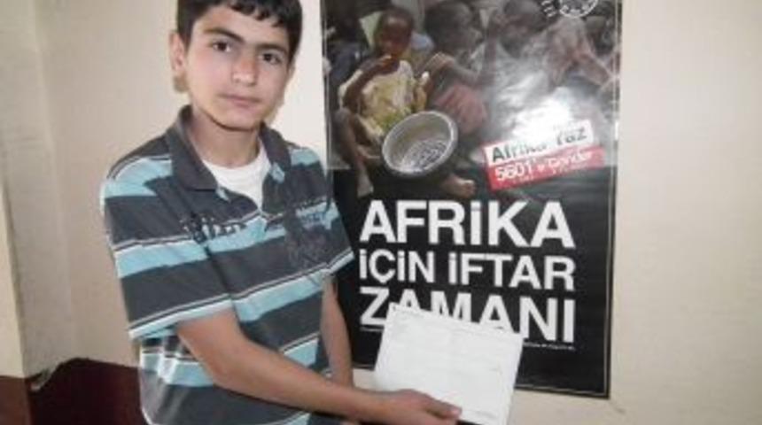 &Ccedil;alışıp biriktirdiği okul har&ccedil;lığını Somali'ye g&ouml;nderdi