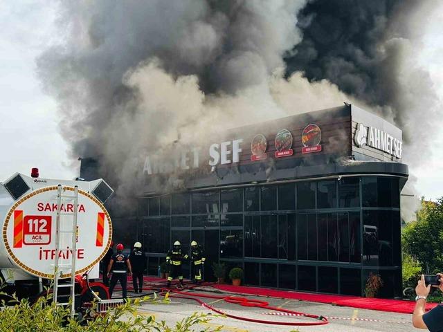 Sakarya&rsquo;da restoran alevlere teslim oldu, &ccedil;ok sayıda ekip sevk edildi 7