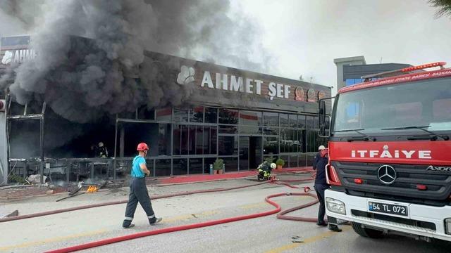 Sakarya&rsquo;da restoran alevlere teslim oldu, &ccedil;ok sayıda ekip sevk edildi 5