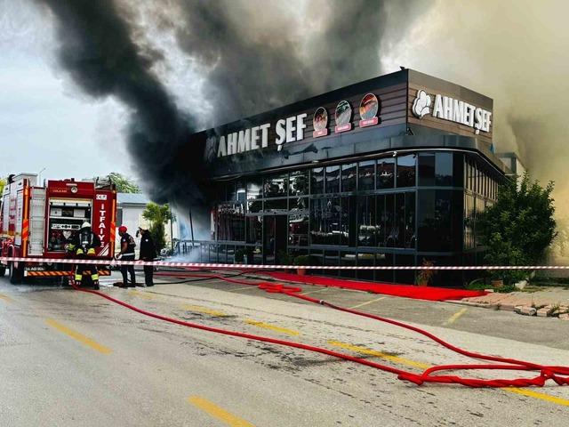 Sakarya&rsquo;da restoran alevlere teslim oldu, &ccedil;ok sayıda ekip sevk edildi 4