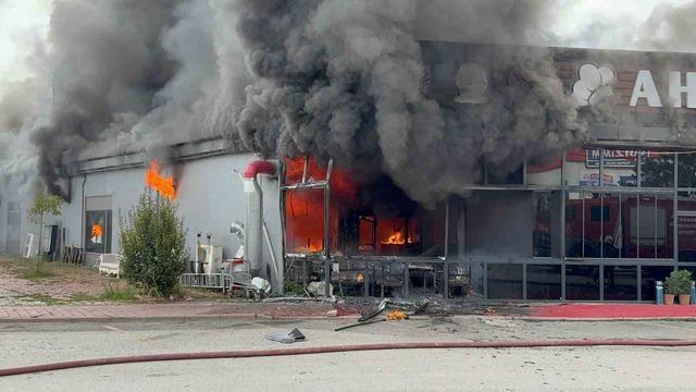 Sakarya&rsquo;da restoran alevlere teslim oldu, &ccedil;ok sayıda ekip sevk edildi 3
