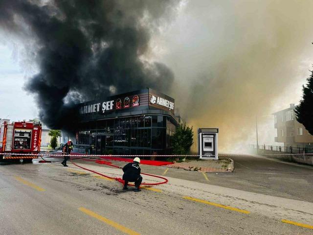 Sakarya&rsquo;da restoran alevlere teslim oldu, &ccedil;ok sayıda ekip sevk edildi 1