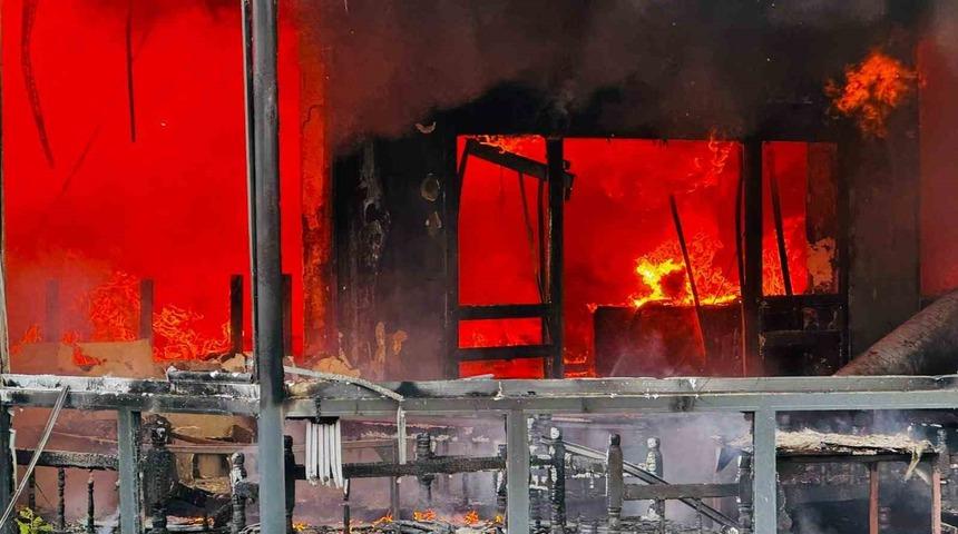 Sakarya&rsquo;da restoran alevlere teslim oldu, &ccedil;ok sayıda ekip sevk edildi
