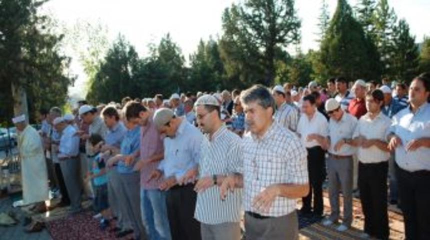 Tavşanlılılar Afrika i&ccedil;in yağmur duasında