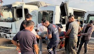 Buğday y&uuml;kl&uuml; kamyon ile minib&uuml;s &ccedil;arpıştı: 6 yaralı