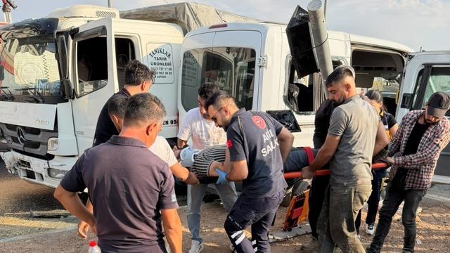 Buğday yüklü kamyon ile minibüs çarpıştı: 6 yaralı