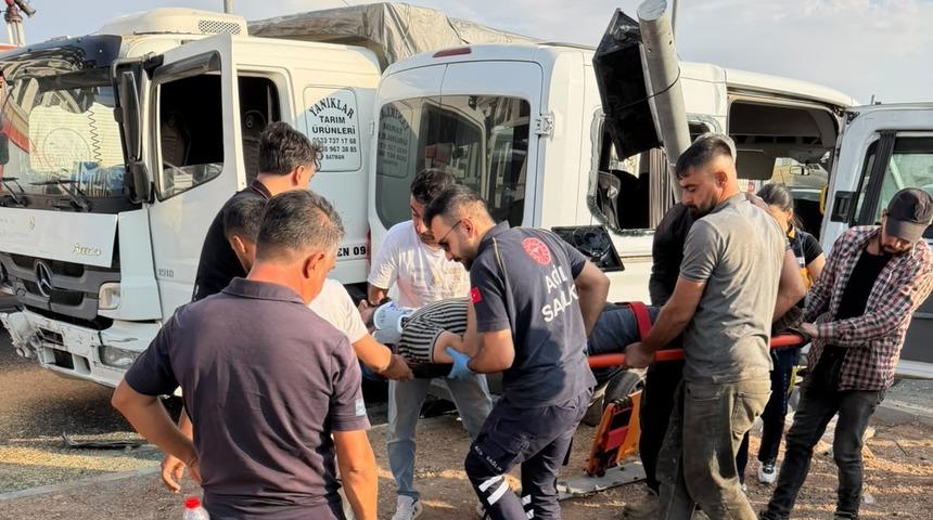 Buğday y&uuml;kl&uuml; kamyon ile minib&uuml;s &ccedil;arpıştı: 6 yaralı