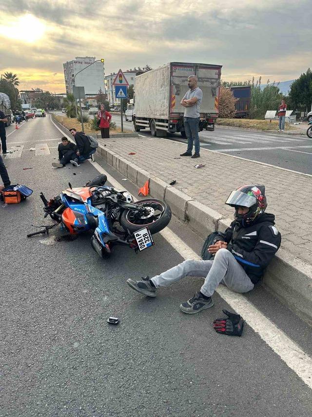 Umurlu&rsquo;da motosikletler &ccedil;arpıştı: 3 yaralı 1
