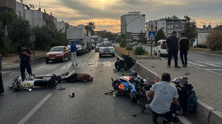 Umurlu&rsquo;da motosikletler &ccedil;arpıştı: 3 yaralı