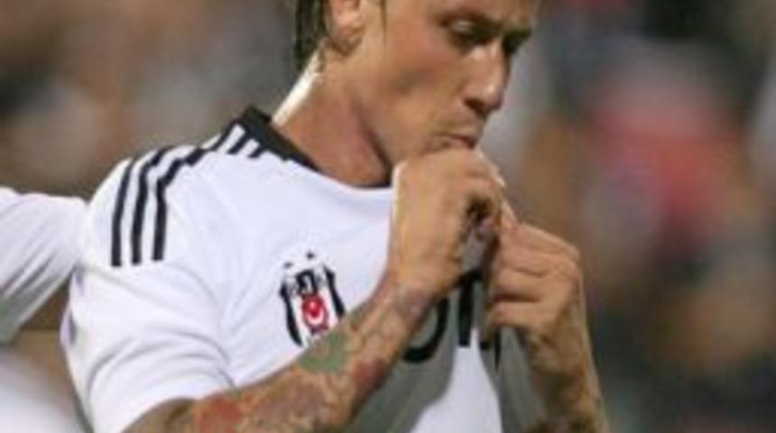 Ay-yıldızı &ouml;pen Guti ve asker selamı veren Almeida takdir topladı