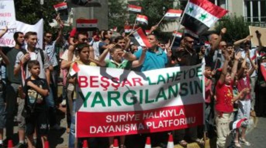 Cuma namazı &ccedil;ıkışı konsolosluk &ouml;n&uuml;nde Suriye protestosu