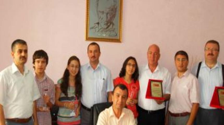 Başarılı &ouml;ğrenciler &ouml;d&uuml;llendirildi