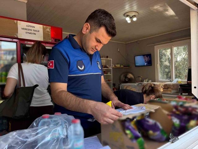 Mersin&rsquo;de okul kantinlerine denetim: Tarihi ge&ccedil;miş &uuml;r&uuml;nler imha edildi 2