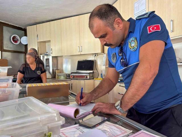 Mersin&rsquo;de okul kantinlerine denetim: Tarihi ge&ccedil;miş &uuml;r&uuml;nler imha edildi 3