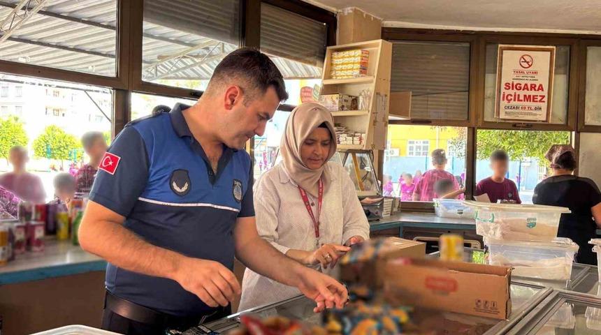 Mersin&rsquo;de okul kantinlerine denetim: Tarihi ge&ccedil;miş &uuml;r&uuml;nler imha edildi
