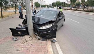 Kontrolden &ccedil;ıkan otomobil aydınlatma direğine &ccedil;arptı