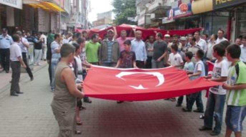 Alaplı'da 'ter&ouml;re lanet' y&uuml;r&uuml;y&uuml;ş&uuml;