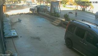3 kişinin yaralandığı kazada par&ccedil;alanan otomobilin direksiyonundan y&uuml;r&uuml;yerek indi