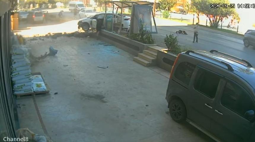 3 kişinin yaralandığı kazada par&ccedil;alanan otomobilin direksiyonundan y&uuml;r&uuml;yerek indi
