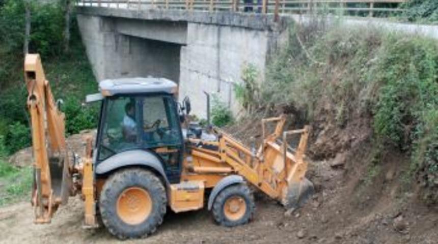 Yıkılma tehlikesi olan k&ouml;pr&uuml; i&ccedil;in &ouml;nlem alınıyor