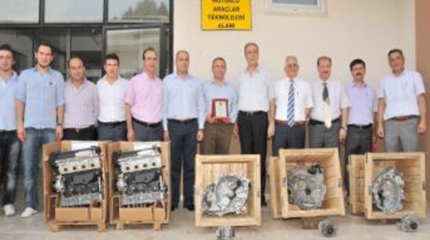 &Ouml;ğrencilerin eğitim g&ouml;receği motor ve par&ccedil;alarını Ford Otosan hibe etti