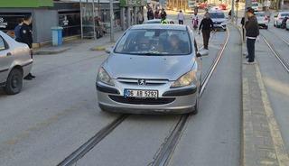 Eskişehir&rsquo;de otomobilin &ccedil;arptığı yaşlı kadın yaralandı