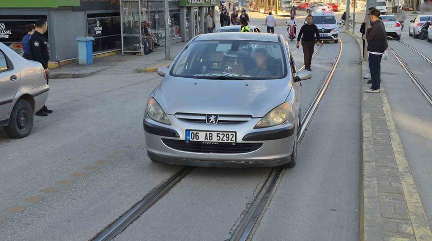 Eskişehir&rsquo;de otomobilin &ccedil;arptığı yaşlı kadın yaralandı