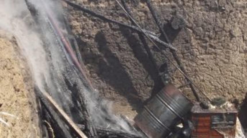 K&ouml;yde yangın &ccedil;ıktı, fel&ccedil;li hastayı yanmaktan itfaiye kurtardı