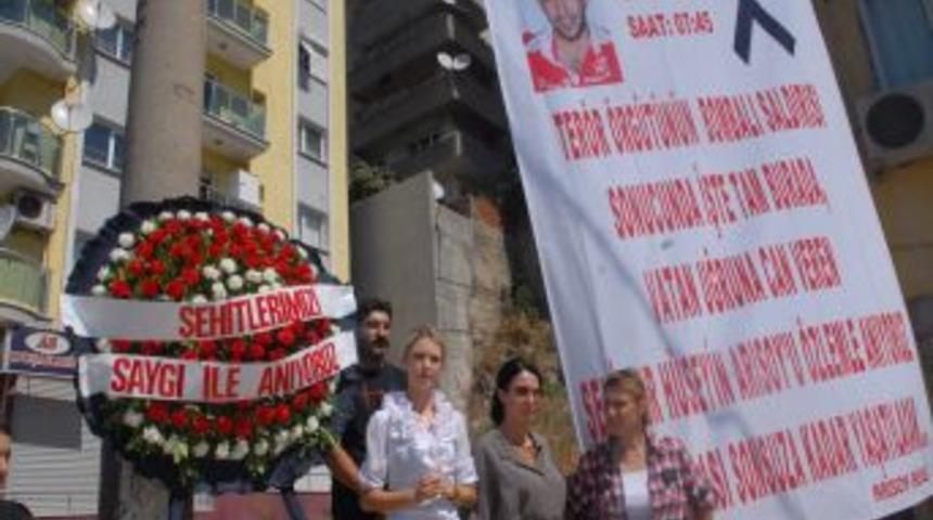 İzmir'de 3 yıl &ouml;nce şehit olan asker &ouml;l&uuml;m yıl d&ouml;n&uuml;m&uuml;nde anıldı