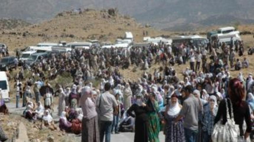 Irak-T&uuml;rkiye arasındaki b&ouml;lgede bekleyenlere g&uuml;venlik g&uuml;&ccedil;leri izin vermedi