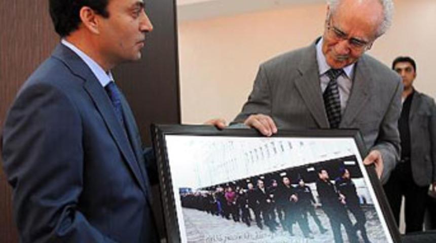 Baydemir'den Burkay'a kelep&ccedil;eli fotoğraf!