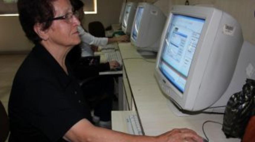 Emekli &ouml;ğretmen 70 yaşında bilgisayar &ouml;ğreniyor